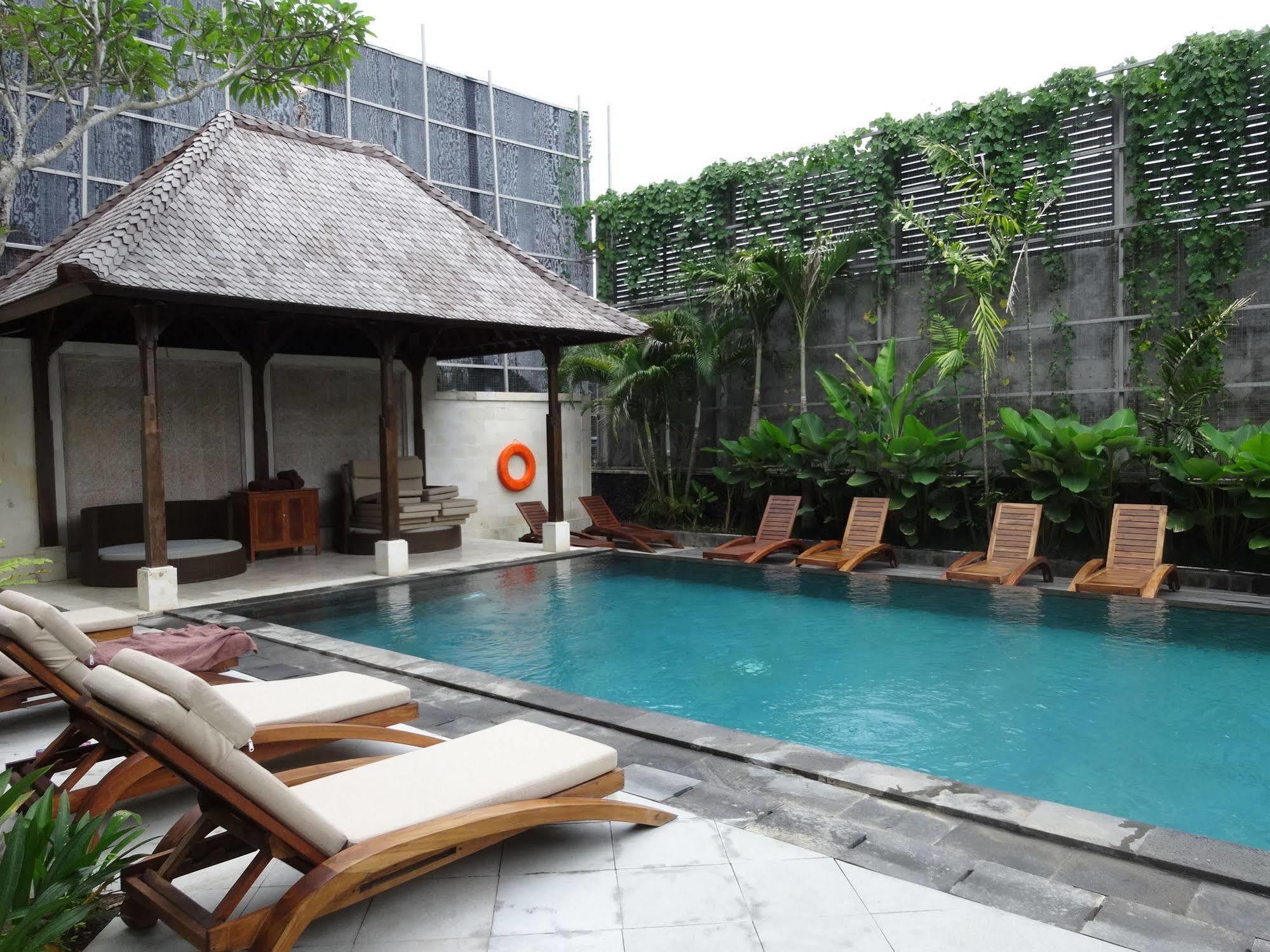 Ubud Village Hotel Exterior photo