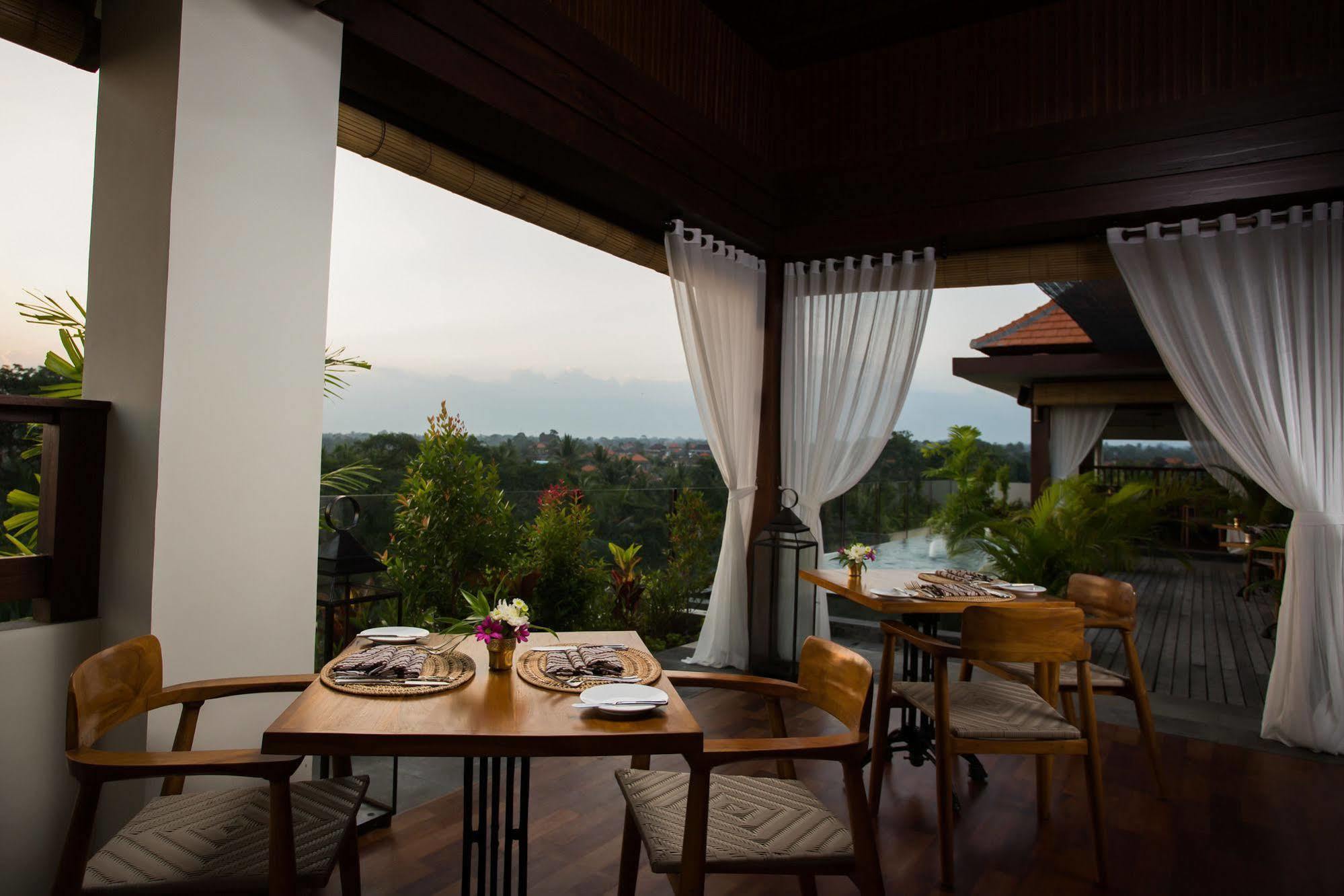 Ubud Village Hotel Exterior photo